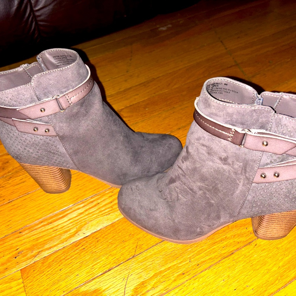 Boots in good condition grey size 8 .